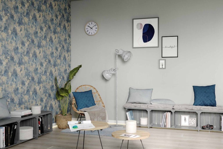 Obývací pokoj s dekorací, ratanovým křeslem, šedou barvou stěn, vzorovanou tapetou a dřevěnou podlahou