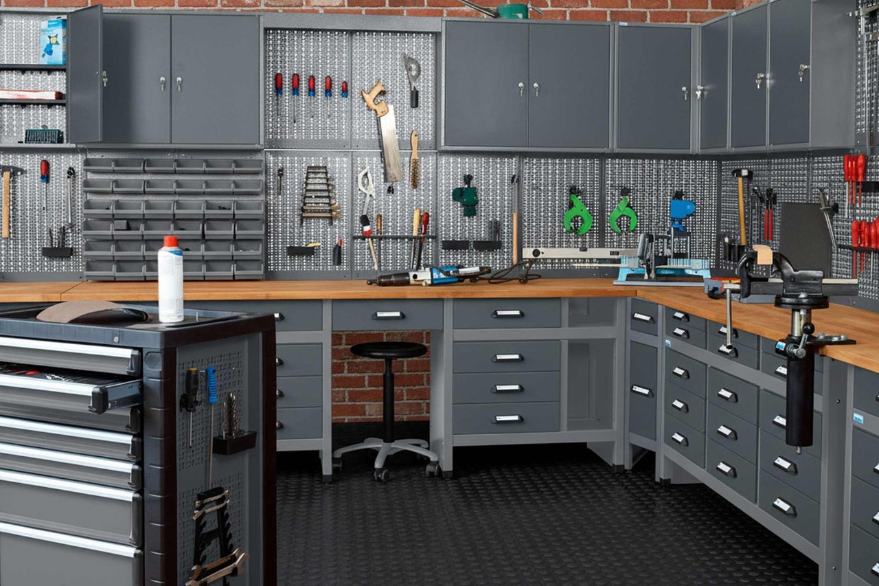 Dílna s ponkem, skříněmi na nářadí a stěnou na nářadí