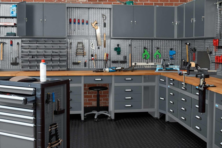 Dílna s ponkem, skříněmi na nářadí a stěnou na nářadí