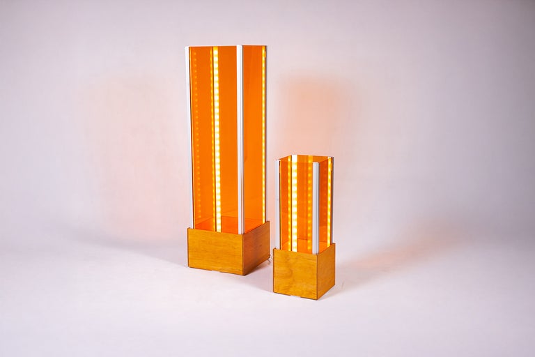 Dvě LED dekorační svítidla z dřeva a plastu