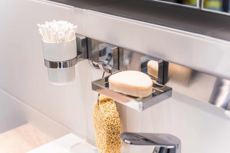 Koupelnové doplňky s vatovými tampony, mýdlem a koupelovou houbou