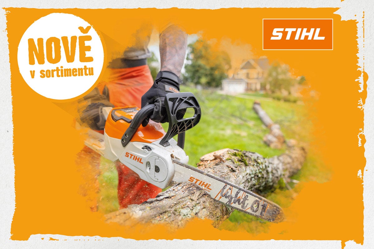 Osoba používá řetězovou pilu Stihl k řezání kmene stromu. Logo Stihl.