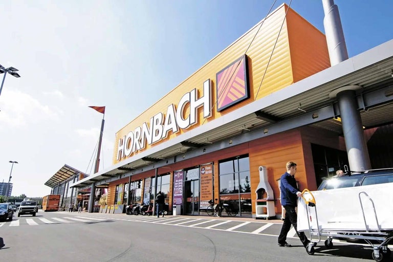Exteriér obchodu Hornbach s klientem a nákupním vozíkem