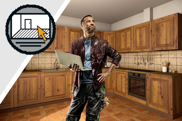 Muž s notebookem stojí v kuchyni ve venkovském stylu a plánuje nový koncept prostoru.