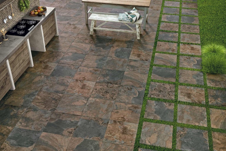 Venkovní prostor s podlahovými dlaždicemi, kuchyňským koutem a lavicí