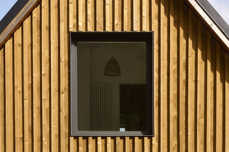 Fasáda s dřevěným obkladem a oknem