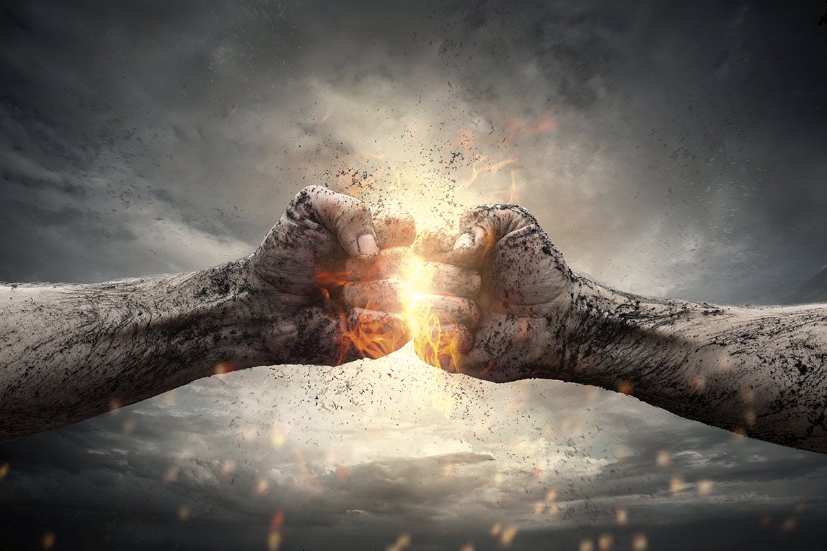 Dvě pěsti se dotýkají s energetickými záblesky.