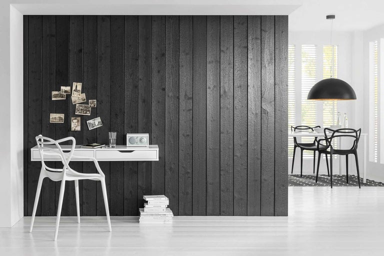 Interiér s psacím stolem se židlí, rádiem, fotografiemi a jídelním koutem