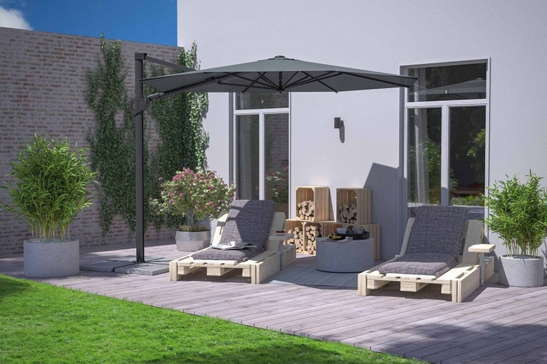 Zahradní scéna se dvěma dřevěnými lehátky, slunečníkem s boční nohou, odkládacími stolky, rostlinami a dřevěnými bednami na terase