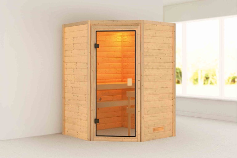 Dřevěná sauna se skleněnými dveřmi a lavicemi uvnitř