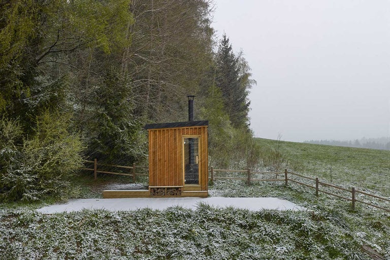 Dřevěná sauna s kouřovodem v přírodě