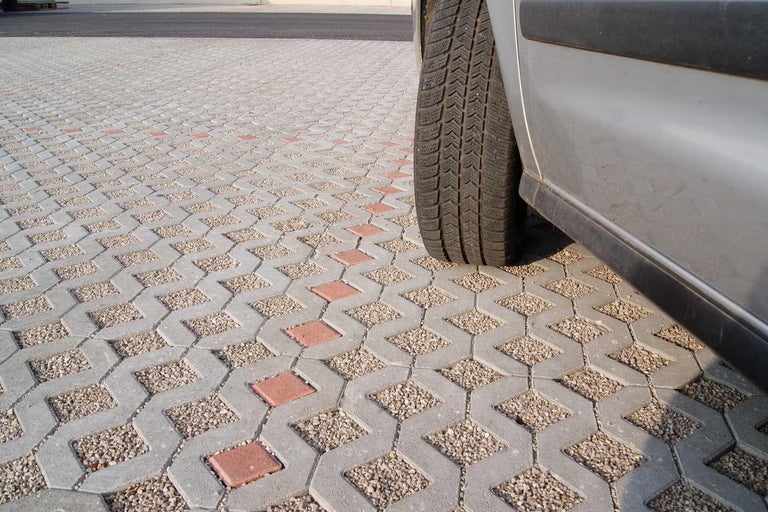 Auto na zatravňovací dlažbě