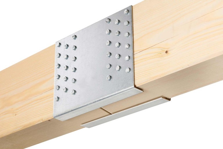 Kovová spojka připevněná šrouby k dřevěným trámům