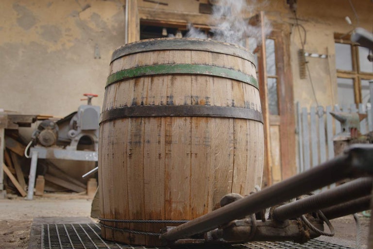 Dřevěný sud s kovovými pásy a unikající párou