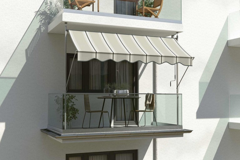 Balkon s markýzou, stolem a židlemi