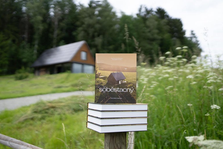 Kniha o soběstačném životě na hromadě knih venku