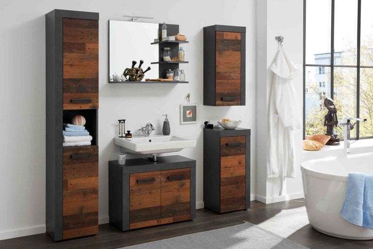 Koupelna s umyvadlem, zrcadlem, závěsnou skříňkou a vysokou skříňkou ve vzhledu dřeva