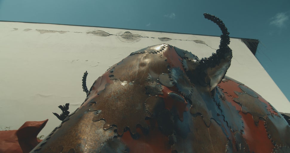 Detailní záběr sochy kovového býka.