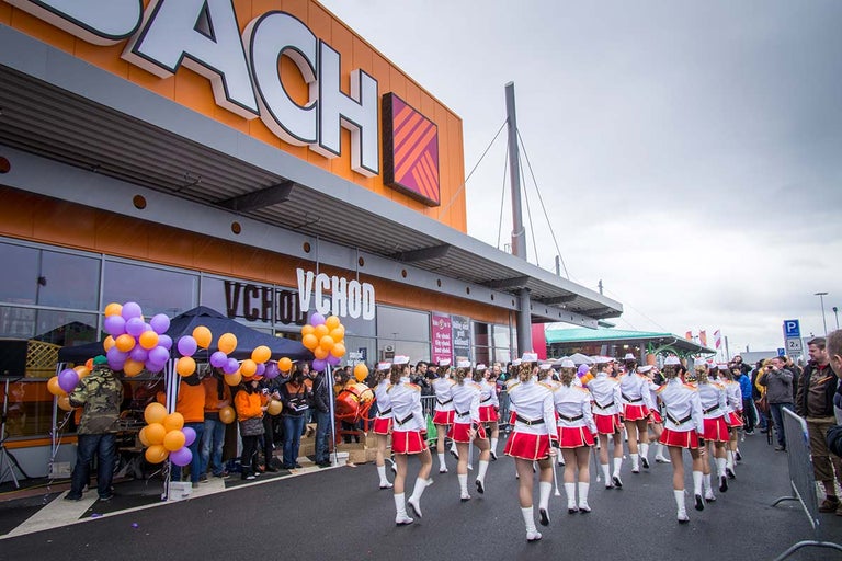 Otevření pobočky Hornbach s pochodovou kapelou a návštěvníky.