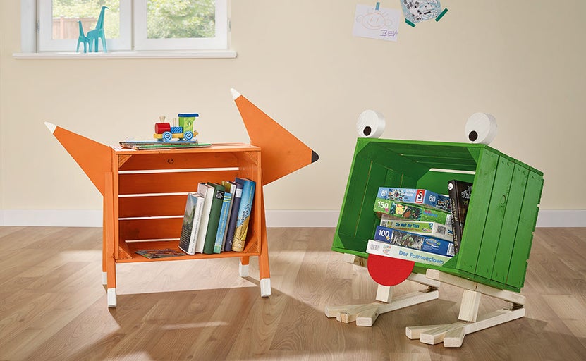 Dvě dětské police ve tvaru lišky a žáby s hračkami a knihami