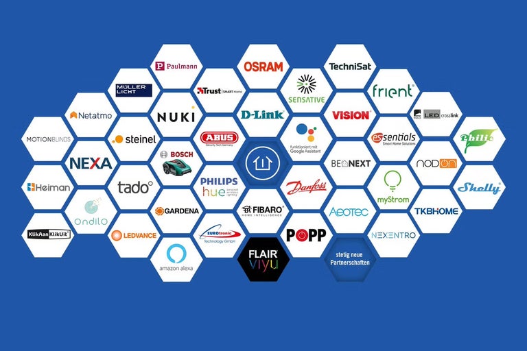 Loga různých výrobců chytrých domácích produktů na modrém pozadí.