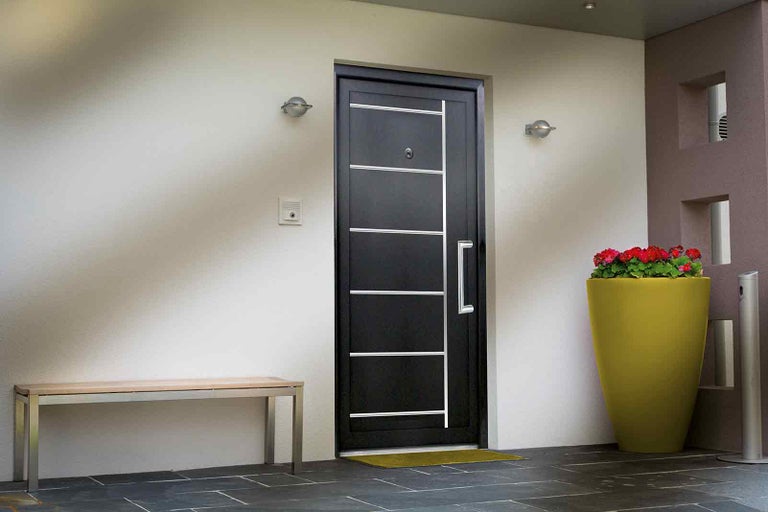 Vstupní prostor s vchodovými dveřmi, lavičkou a květináčem
