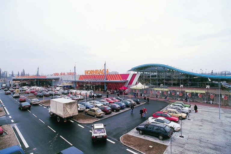 Vnější pohled na hobbymarket Hornbach s parkovištěm