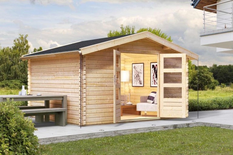 Dřevěný zahradní domek s otevřenými dvoukřídlými dveřmi a posezením