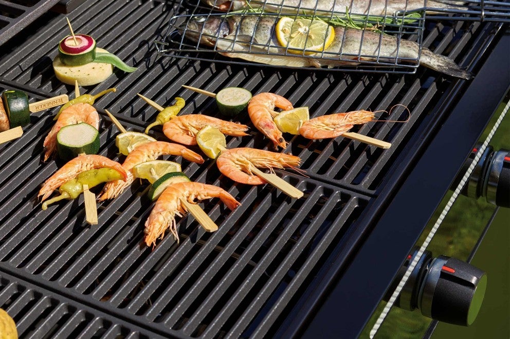 Grilované krevetové špízy a ryba na grilu