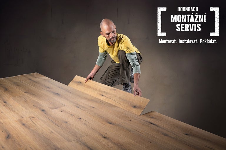 Řemeslník pokládá laminátovou podlahu, montážní servis Hornbach