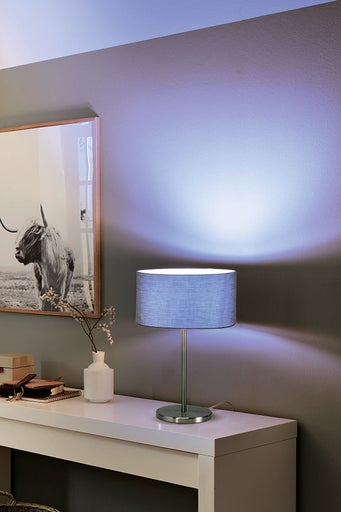 Stolní lampa s látkovým stínidlem na komodě