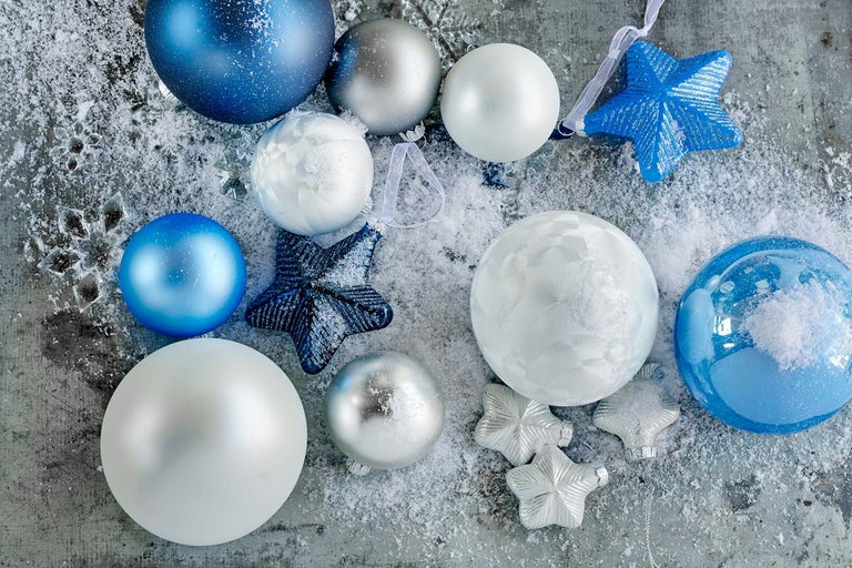Dekorativní modré, stříbrné a bílé vánoční koule a hvězdy na vánoční období