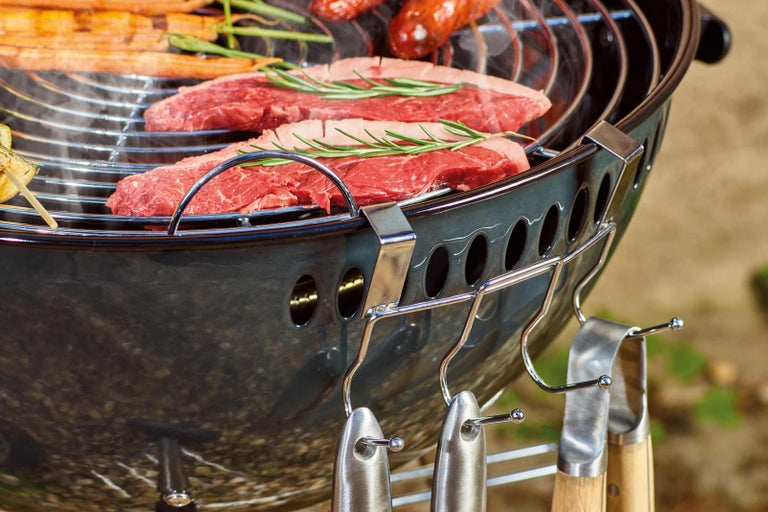 Hovězí steaky a zelenina na grilu