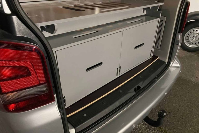 Vestavěný kufr dodávky s policemi a zásuvkami