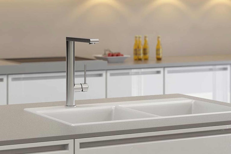Dřez s baterií v moderní kuchyni