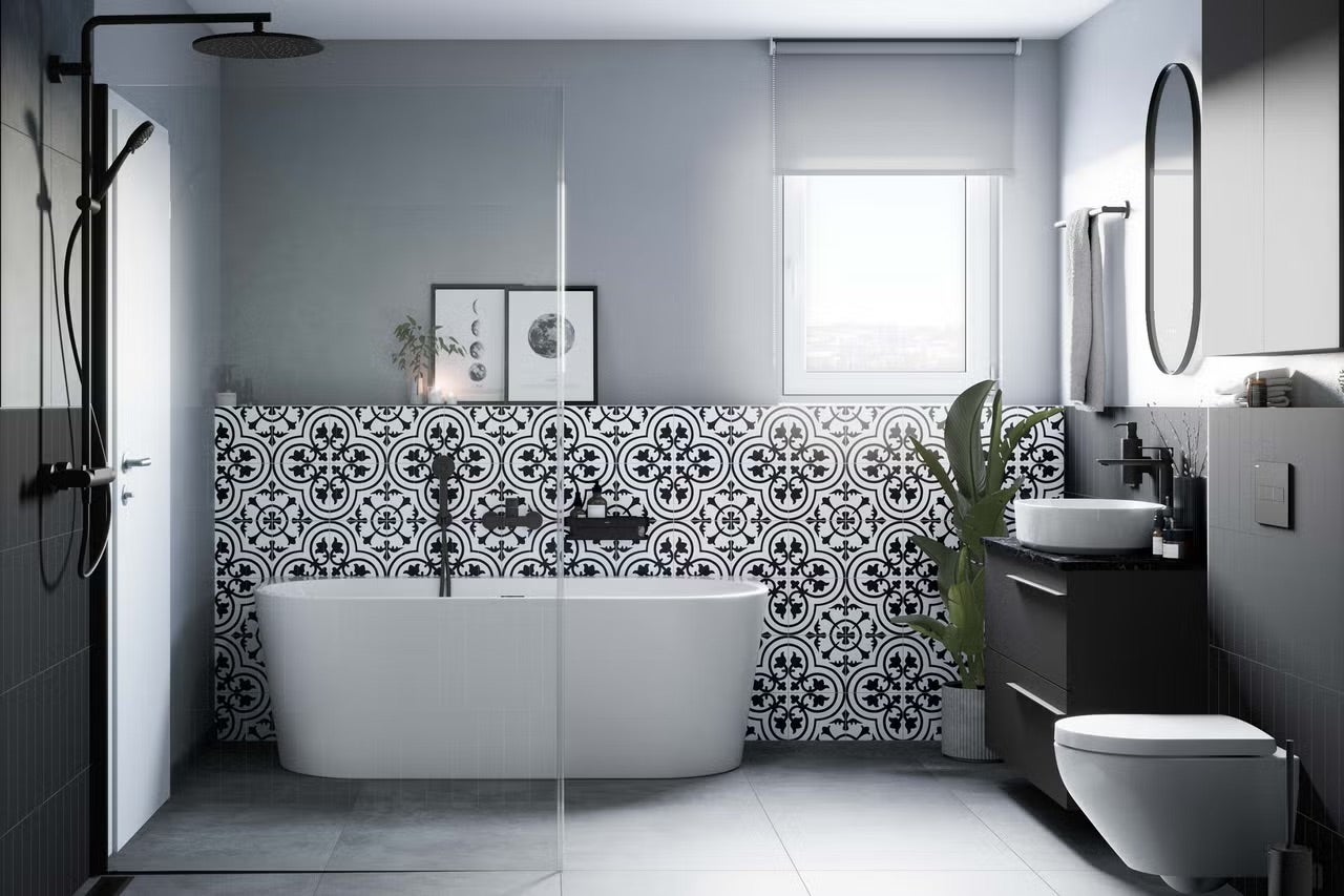 Moderní koupelna s volně stojící vanou, sprchovým koutem, umyvadlem a toaletou.