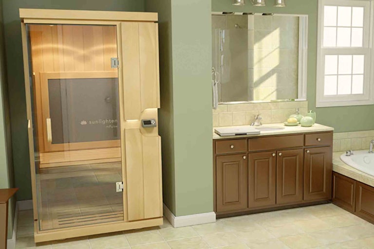 Koupelna se saunou, umyvadlem a vanou pro wellness zónu