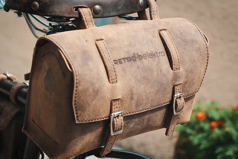 Hnědá kožená brašna na kolo připevněná k jízdnímu kolu