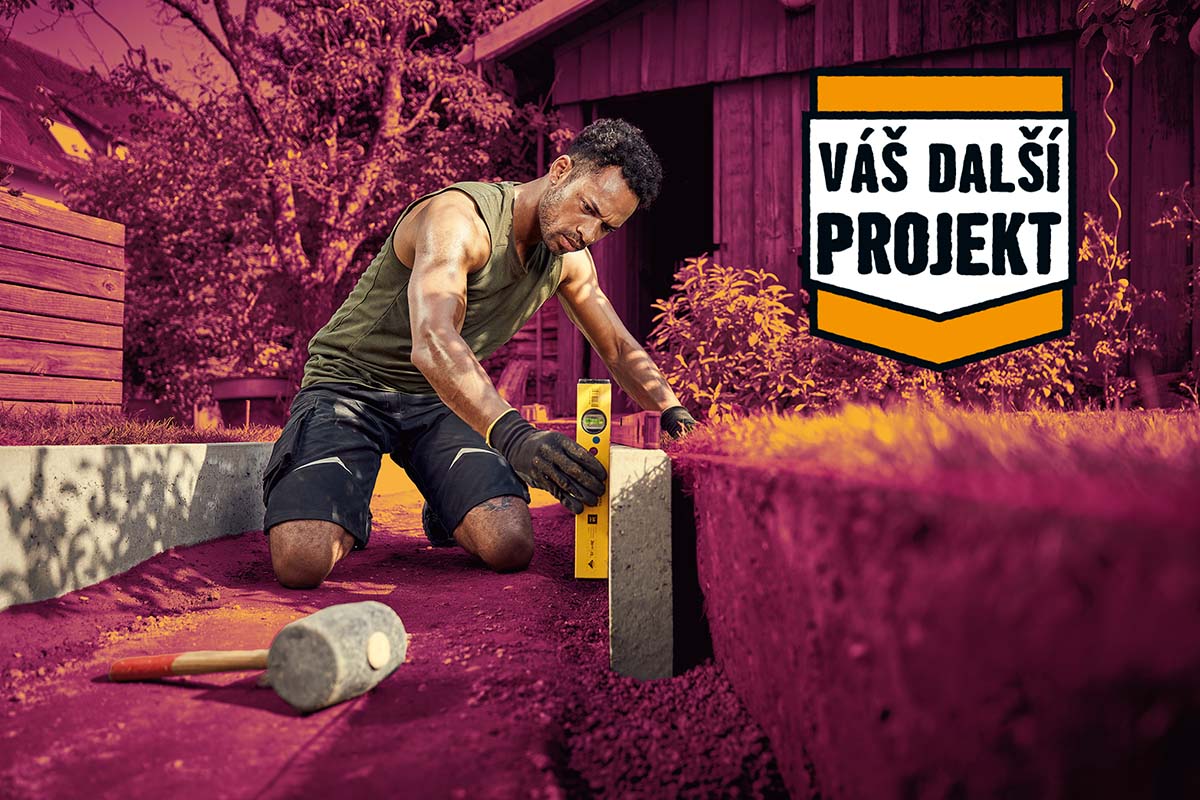 Muž klečící v zahradě vyrovnává betonový obrubník pomocí vodováhy. Před ním leží gumová palička. Hornbach Logo Váš další projekt.