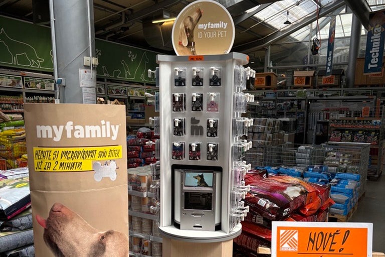 Prezentační stojan na psí známky My Family v prodejně Hornbach