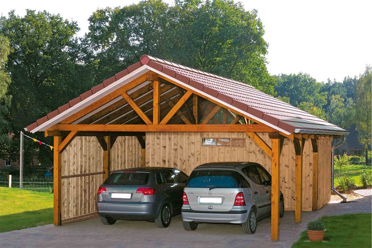 Dřevěný dvojitý carport se dvěma zaparkovanými auty