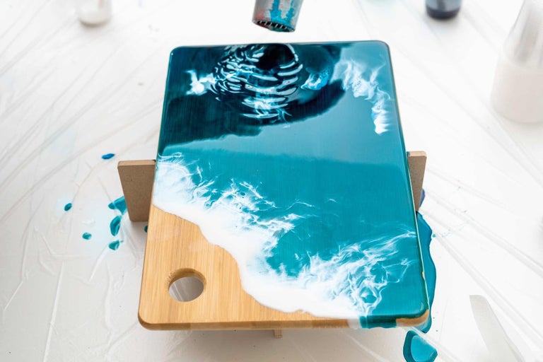 Dekorativní dřevěné prkénko s epoxidovou pryskyřicí s motivem oceánu