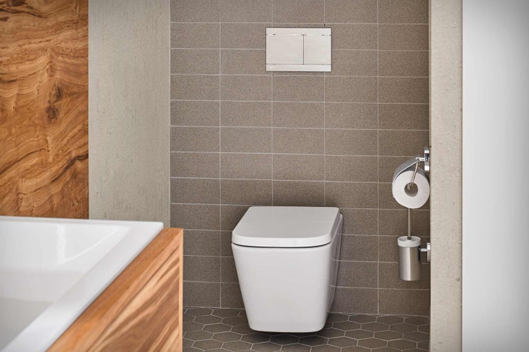 Moderní koupelna se závěsným WC, šedými obklady a dřevěnými prvky