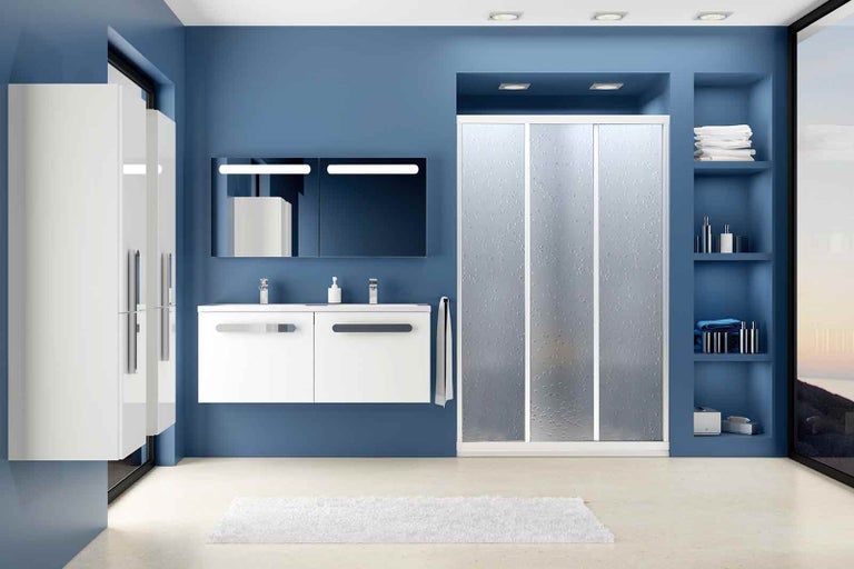 Moderní koupelna se sprchovým koutem, umyvadlem, zrcadlovou skříňkou a vysokou skříní