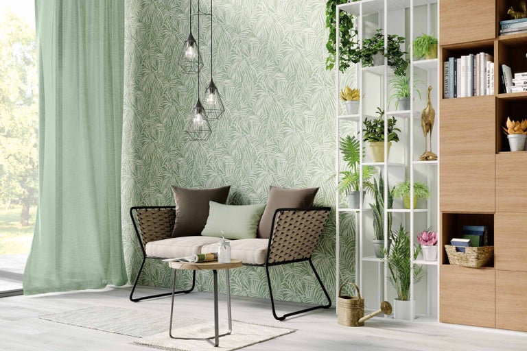 Obývací pokoj s pohovkou, odkládacím stolkem, regálem a pokojovými rostlinami před vzorovanou tapetou