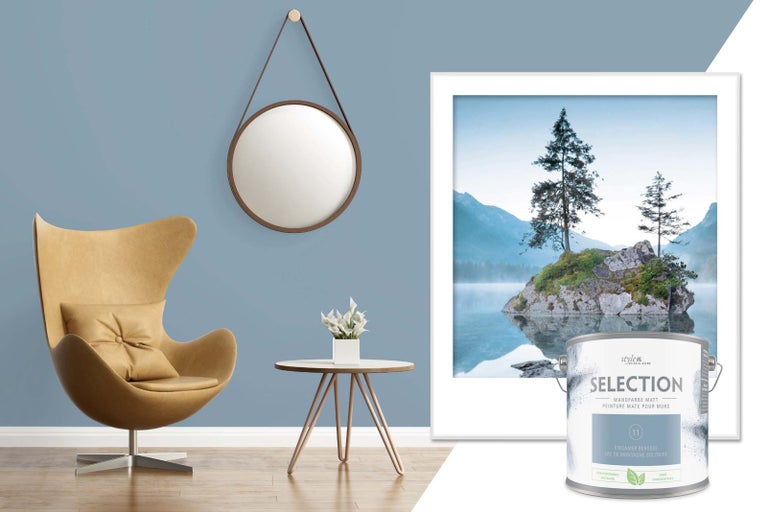 Obývací pokoj s křeslem, zrcadlem a kbelíkem barvy