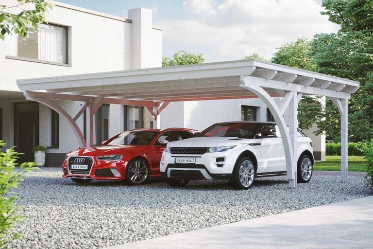 Dřevěný přístřešek pro auto se dvěma zaparkovanými auty před domem.