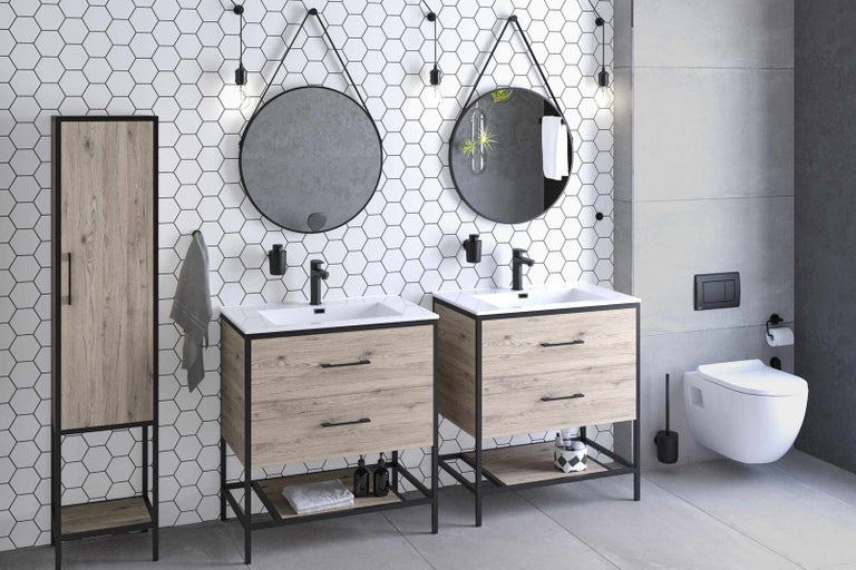 Koupelna se dvěma umyvadly, zrcadly, závěsným WC a vysokou skříní