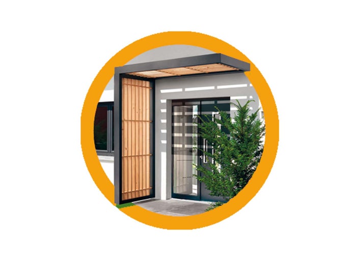 Stříška nad vchodové dveře s bočním prvkem ze dřeva před vchodem do domu.