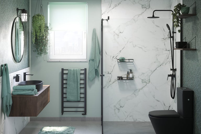 Světlá koupelna s umyvadlem, zrcadlem, ohřívačem ručníků, sprchou a toaletou pro moderní design koupelny.